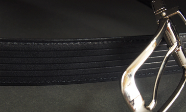 革ベルト・ファッションベルト　高級キップスキン使用リバーシブルベルト　シンプルな黒無地のビジネスベルトとラインの型押しのリバーシブル　ビジネスからカジュアルまで　ブラック