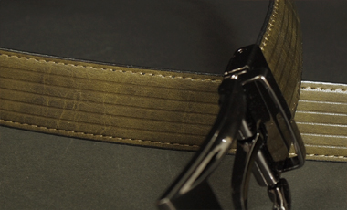 革ベルト・ファッションベルト　高級キップスキン使用リバーシブルベルト　シンプルな黒無地のビジネスベルトとラインの型押しのリバーシブル　ビジネスからカジュアルまで　カーキ