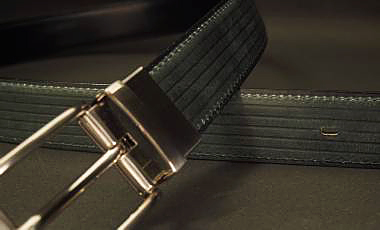革ベルト・ファッションベルト　高級キップスキン使用リバーシブルベルト　シンプルな黒無地のビジネスベルトとラインの型押しのリバーシブル　ビジネスからカジュアルまで　ネイビー
