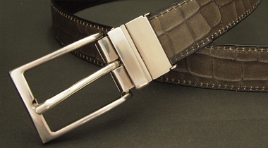 ベルト・ファッションベルト　リバーシブルベルト　片面はビジネスベルトのスタンダードの銀付き革のベルト　もう片面はクロコ型押し革　バックルについて
