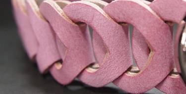 革ベルト・ファッションベルト　バリエーション豊富な本革を使用したベルト　ワンピースやパンツスタイルのポイントになるオシャレなモデル　淡く優しい色味の桜色